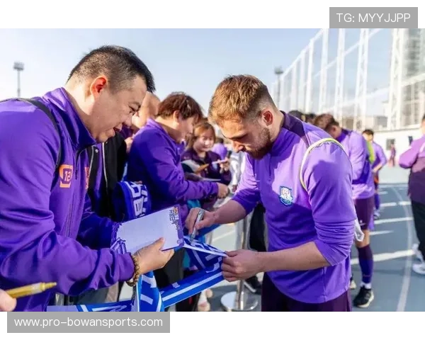 足球明星专属配件揭秘 助力球迷与偶像零距离互动的独特方式