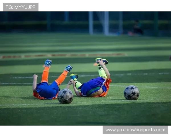 足球球星基本功测试挑战展示，细致呈现技巧与身体协调性的极致考验